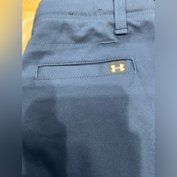 Under Armour-Boys Navy Shorts w/elastic button waist, Size M - Picture 4 of 6